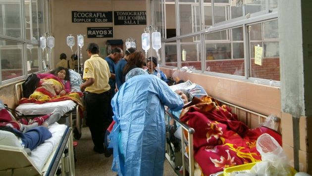 INDIGNANTE. Pacientes son atendidos en pasillos de los hospitales porque las salas ya sobrepasaron su capacidad. (Difusión)
