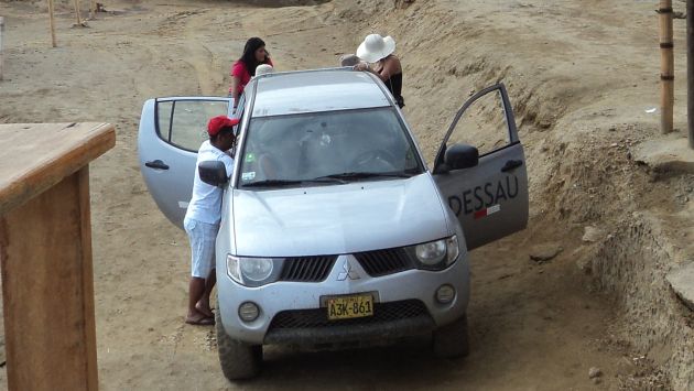 MÁS PRUEBAS. Panta (de blanco) con la hija de Santos en la playa. (Perú21)