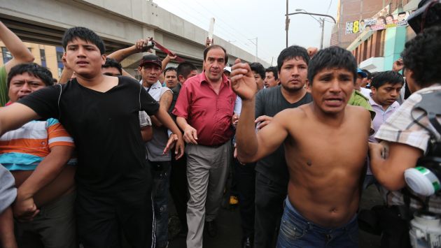 El congresista Lescano llegó a La Parada y se mezcló entre vándalos. (Perú21)