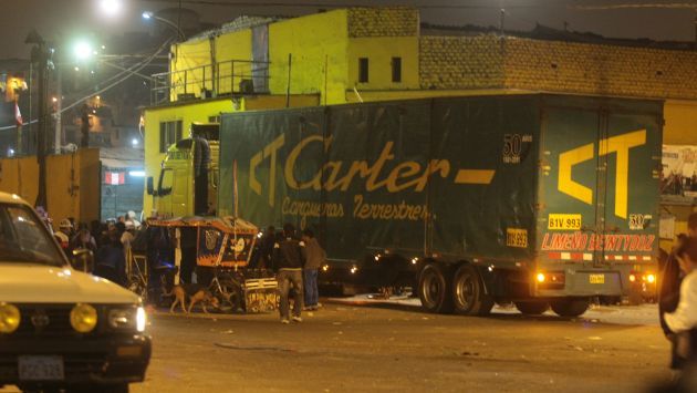 Camiones descargaron mercadería en La Parada, pese a los muertos y heridos del día anterior. (Alberto Orbergoso)