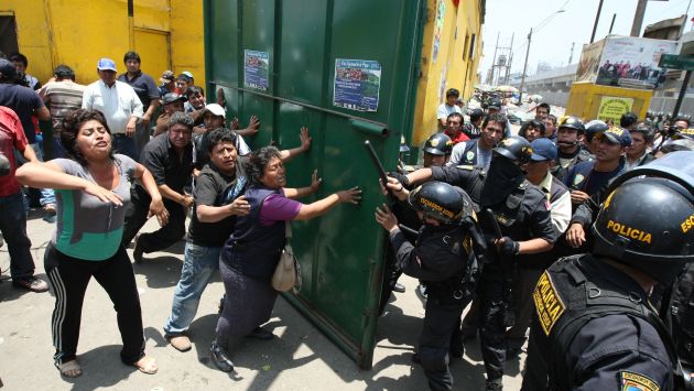 Otra vez, los comerciantes intentaron enfrentarse a la Policía. Sin embargo, el gran número de agentes restable. (Luis Gonzáles)