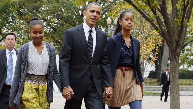 EN FAMILIA. Obama junto a sus hijas Sasha (izquierda) y Malia rumbo a una iglesia de Washington. (Reuters)