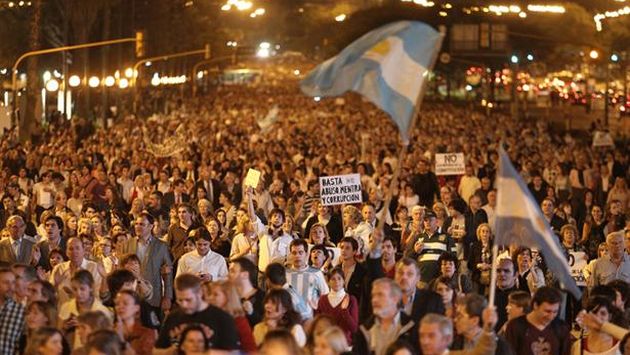 Argentinos protestan contra el gobierno de Fernández. (La Nación/Fabián Marelli)