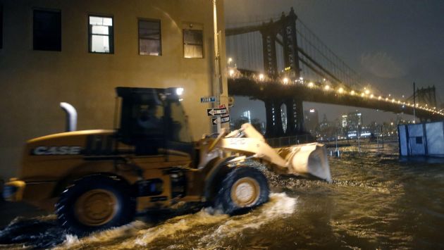 BAJO EL AGUA. Nueva York sufrió su peor inundación al superar la de1821, provocada por un huracán sin nombre. (Reuters)