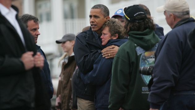 SOLIDARIO. Obama visitó la zona donde tocó tierra la tormenta 'Sandy’ y dio ánimo a los damnificados. (AP)