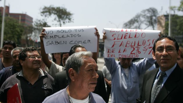 PRIVILEGIOS. Los trabajadores parlamentarios reclaman gollerías con la bendición de Víctor Isla. (Rodrigo Málaga)