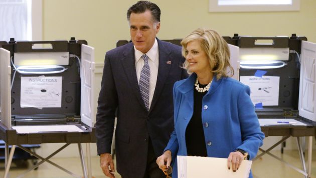 Romney y su esposa, Ann, en el Beech Street Center. (AP)