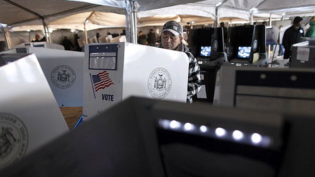 El electorado de Nueva York votó en tiendas de campaña tras el paso del huracán Sandy. (AP)