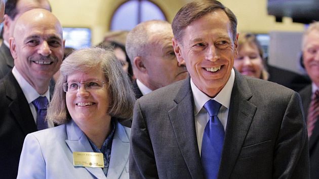 Petraeus junto a su esposa. (Reuters)