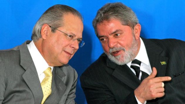 EXMANO DERECHA. Dirceu junto a Lula da Silva. El exjefe del gabinete se 'sacrificó’ por el mandatario. (AP)