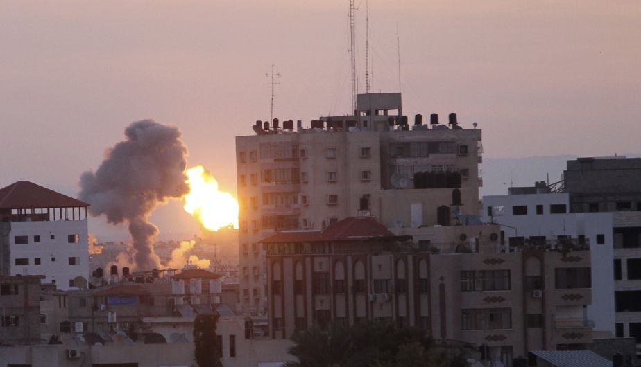 Llamarada ilumina el centro de Gaza después de un ataque aéreo israelí. (Reuters)