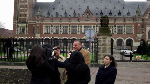 El agente peruano en La Haya, Allan Wagner, afuera de la sede de la corte. (Difusión)