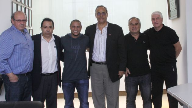 Invitado de lujo. Roberto Carlos se reunió en la Videna con Markarián y su cuerpo técnico.(Difusión)