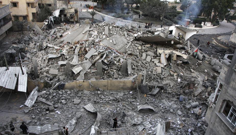 Ataque aéreo israelí destruye la oficina del primer ministro de Hamas, Ismail Haniyeh. (AP)