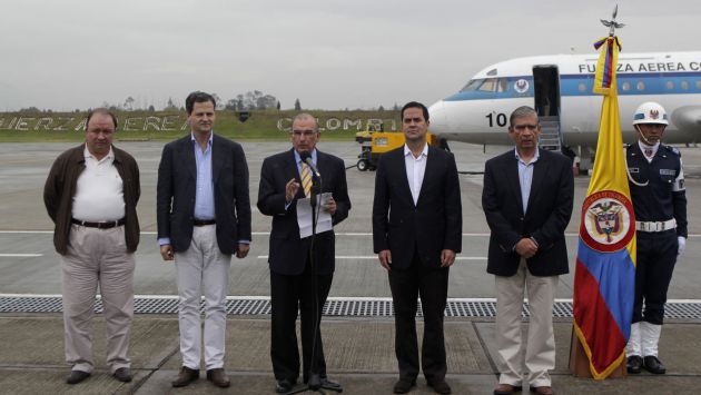 Equipo negociador de Colombia ofreció unas declaraciones antes de su viaje. (Reuters)