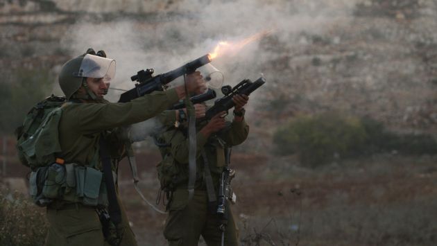 CONTROL. Soldados israelíes repele con gas manifestación palestina. (AP)