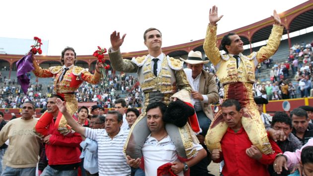 POR LA PUERTA GRANDE. Alfonso de Lima, Juan Bautista e Iván Fandiño triunfaron ayer en Acho. (Luis Gonzáles)