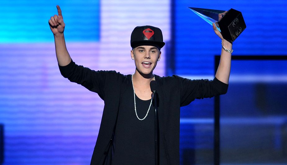 Justin Bieber se llevó el galardón al artista del año, artista masculino pop/rock y álbum pop/rock del año. (Reuters)