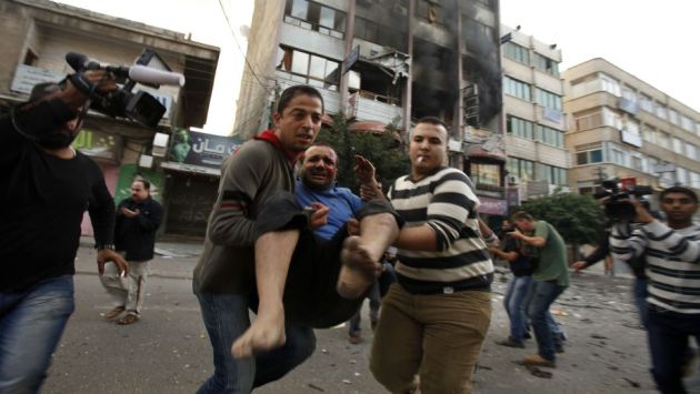 MÁS VÍCTIMAS. Palestinos sufren los bombardeos israelíes. (Reuters)