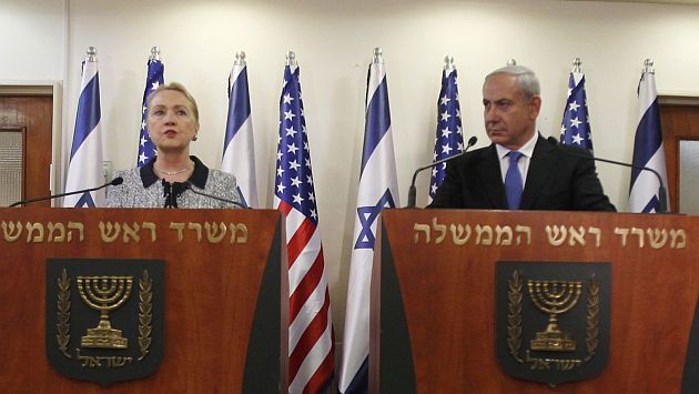 Clinton dejó gira con Obama por reunión con Netanyahu. (Reuters)