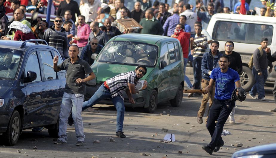 Seguidores y detractores de Mursi se enfrentaron y se lanzaron piedras cerca de una mezquita en Alejandría. (AP)