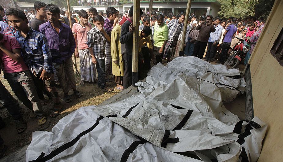 El enorme incendio en una fábrica textil de Bangladesh causó la muerte de al menos 109 personas. (AP)