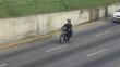 FOTO: Motociclista transita por Vía Expresa sin casco