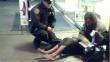 Foto de Policía de Nueva York ayudando a indigente es viral en redes sociales