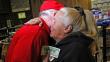EEUU: Papá Noel ‘incógnito’ regala billetes de US$100