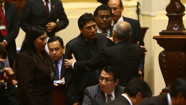 EN FUGA. Humala logró evadir a la prensa gracias al blindaje de su seguridad y personal del Congreso. (Rafael Cornejo)