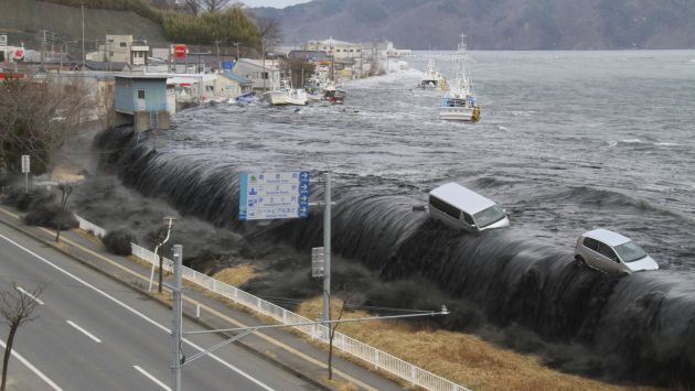 El fuerte sismo y la alerta de tsunami hizo recordar a los pobladores lo ocurrido en Japón en marzo de 2011. (Reuters)