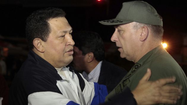 Aquí recibe el saludo de su ministro de Defensa, Diego Molero. (Reuters)