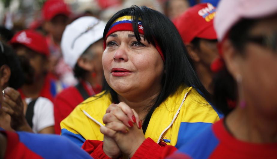 Las venezolanas lloraron por la salud de Chávez en la Plaza Bolívar. (Reuters)