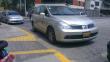 FOTO: Auto estaciona frente a rampa para discapacitados en Miraflores