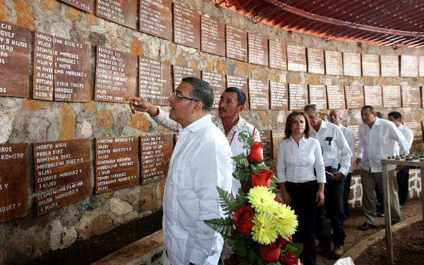 Presidente de El Salvador visita lugar donde se encuentra nombre de víctimas. (El Salvador Noticias)