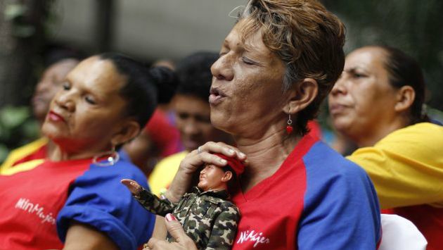 REZAN POR ÉL. Venezolanos ruegan para que Hugo Chávez se recupere plenamente y siga en el poder. (Reuters)