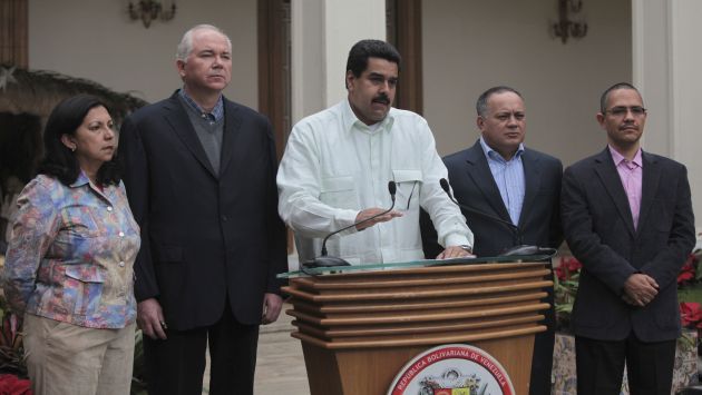 CARAS LARGAS. Nicolás Maduro (centro) no dio buenas noticias a venezolanos sobre salud de Chávez. (Reuters)