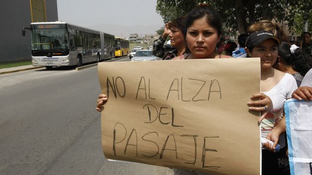 Protesta. Por la mañana, vecinos exigieron bajar tarifas. (Luis Gonzáles)