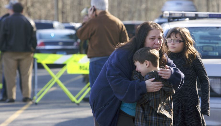 El tiroteo ocurrió esta mañana en la escuela Sandy Hook, de la pequeña ciudad de Newtown. Hay, por lo menos, 27 muertos. (Reuters)