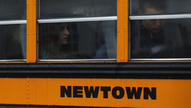 CON TEMOR. Ayer, la mayoría de niños en Newtown volvió a clases, salvo en la escuela Sandy Hook. (Reuters)