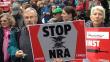 Protestas a favor del control de armas frente a sede de NRA