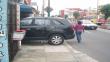 Camioneta impide paso de peatones en calle de Magdalena