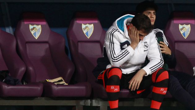 Molestia. Casillas vio la derrota de su equipo desde el banco. (Reuters)