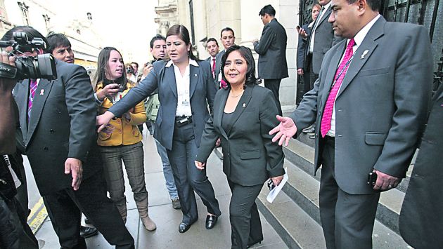 Ministra Ana Jara aseguró que no ha dejado sus actividades parlamentarias. (Alberto Orbergoso)