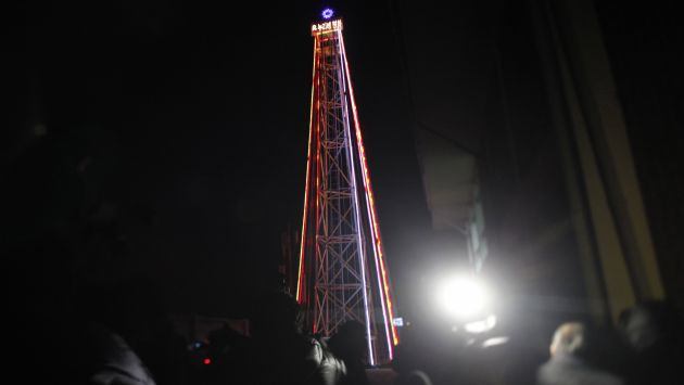 Torre en forma de árbol de Navidad mide 30 metros. (Reuters)