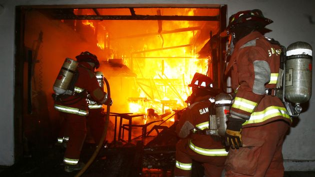 ¡GRAN PELIGRO! Los bomberos tardaron más de dos horas en sofocar las llamas. (José Caja/USI)