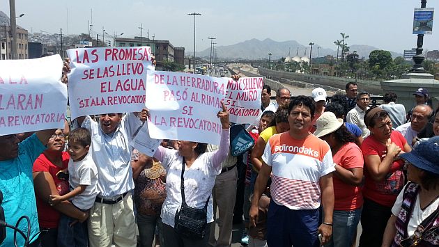 Vecinos de la zona afectados por filtraciones culparon a Villarán. (Antonio Álvarez)