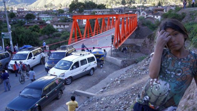 Puente sin tránsito. Las autoridades cerraron el paso peatonal para prevenir un desastre. (Andina)