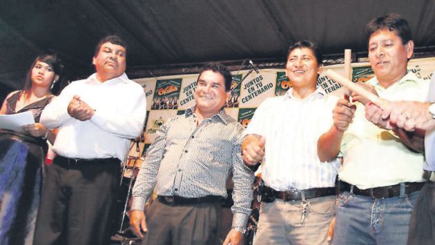 EQUIPO INFORMAL. Jorge Aldazábal (a la izquierda), ‘Comeoro’, alcalde de Tambopata, Aldo Rengifo y Gilbert Galindo. (USI)