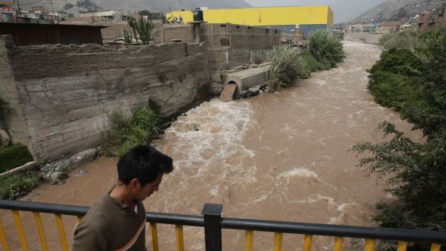 Miles de viviendas podrían ser arrasadas por el desborde del río, pero autoridades no hacen nada. (Alberto Orbegoso)